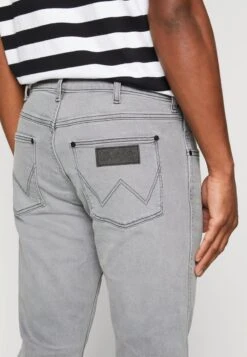 Wrangler GREENSBORO - Jeans Straight Leg - Light Ashes 9 Wrangler GREENSBORO - Jeans Straight Leg - Light Ashes -Deutschland Wrangler Verkaufs-Shop 012437c1a0764c6bb517596407b274d6