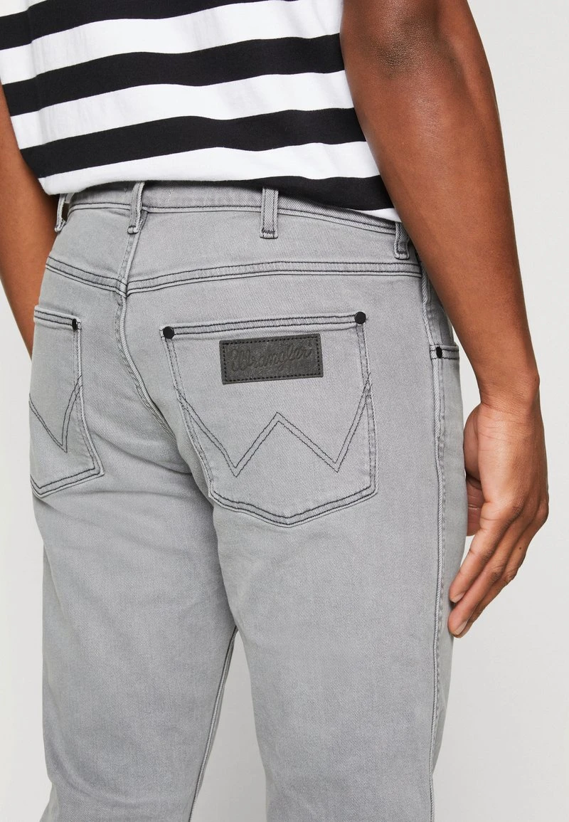 Wrangler GREENSBORO - Jeans Straight Leg - Light Ashes 4 Wrangler GREENSBORO - Jeans Straight Leg - Light Ashes – Bild 4
