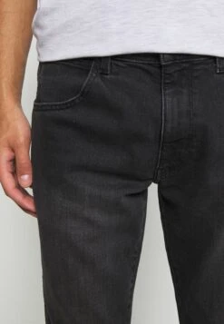 Wrangler LARSTON - Jeans Slim Fit - Like A Champ 9 Wrangler LARSTON - Jeans Slim Fit - Like A Champ -Deutschland Wrangler Verkaufs-Shop 024be27a0082418f8a1735b5edcb29c4