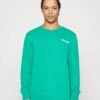 Wrangler GRAPHIC CREW - Sweatshirt - Leprechaun Green