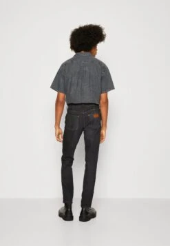 Wrangler LARSTON - Jeans Slim Fit - Faded Black -Deutschland Wrangler Verkaufs-Shop 13e8e694fe0f48f2858723fd7a477d4b