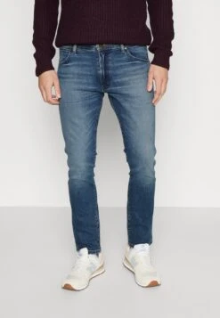 Wrangler LARSTON - Jeans Slim Fit - Cowboy Hero -Deutschland Wrangler Verkaufs-Shop 2087360f3351438fa82e15331e7625df 1