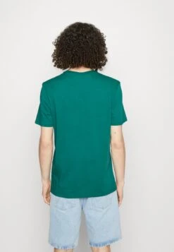 Wrangler SIGN OFF TEE - T-Shirt Basic - Bayberry Green -Deutschland Wrangler Verkaufs-Shop 24d3884a80884498a3df9bf05844de3d