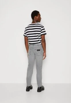 Wrangler GREENSBORO - Jeans Straight Leg - Light Ashes 8 Wrangler GREENSBORO - Jeans Straight Leg - Light Ashes -Deutschland Wrangler Verkaufs-Shop 265e9f3f556b418d9b0becb98088775f