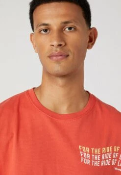 Wrangler SLOGAN - T-Shirt Print - Light Red 9 Wrangler SLOGAN - T-Shirt Print - Light Red -Deutschland Wrangler Verkaufs-Shop 2b7b67232b634bcb9b3c2e2b3de696ef