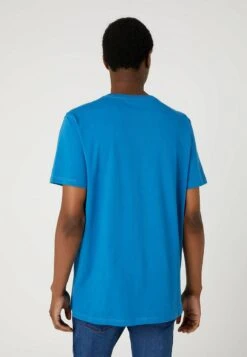 Wrangler GRAPHIC TEE - T-Shirt Print - Deep Water 8 Wrangler GRAPHIC TEE - T-Shirt Print - Deep Water -Deutschland Wrangler Verkaufs-Shop 2f11cb20c9464955b22a89c3dabe6da8