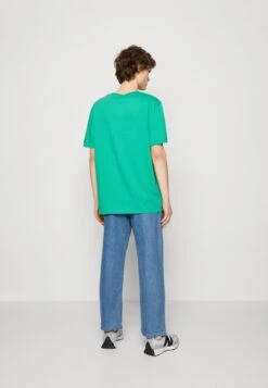 Wrangler LOGO TEE - T-Shirt Basic - Leprechaun Green 8 Wrangler LOGO TEE - T-Shirt Basic - Leprechaun Green -Deutschland Wrangler Verkaufs-Shop 326361d128944f14a6cd85c98c6dabe1