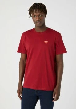 Wrangler SIGN OFF TEE - T-Shirt Basic - Rhubarb Red -Deutschland Wrangler Verkaufs-Shop 346b1061ddbf49f58d34dbdc46607b88 1