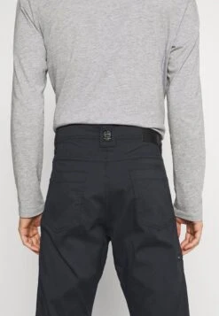 Wrangler ALL TERRAIN GEAR UTILITY PANT - Cargohose - Caviar 9 Wrangler ALL TERRAIN GEAR UTILITY PANT - Cargohose - Caviar -Deutschland Wrangler Verkaufs-Shop 47a8fb7b2d8846cdbce84ff0b96088d8