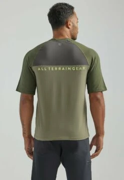 Wrangler SS HYBRID TEE - T-Shirt Print - Dusty Olive 8 Wrangler SS HYBRID TEE - T-Shirt Print - Dusty Olive -Deutschland Wrangler Verkaufs-Shop 513099e165df4e8bba4b4867ea330892