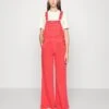 Wrangler CASEY JONES FLARE OVERALL - Latzhose - Poppy Red