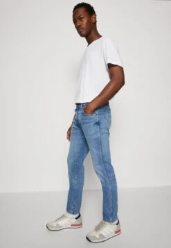 Wrangler LARSTON - Jeans Slim Fit - Cool Twist 9 Wrangler LARSTON - Jeans Slim Fit - Cool Twist -Deutschland Wrangler Verkaufs-Shop 5863a6221b2e467bbd2cd92cc4f08443
