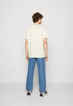 Wrangler GRAPHIC TEE - T-Shirt Print - Turtledove 8 Wrangler GRAPHIC TEE - T-Shirt Print - Turtledove -Deutschland Wrangler Verkaufs-Shop 602f4f5b065c4c2f97565449245fbd6c