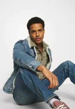 Wrangler Jeans Straight Leg - Blue Fever 9 Wrangler Jeans Straight Leg - Blue Fever -Deutschland Wrangler Verkaufs-Shop 6a28327e7dde4192a75580741ce691df