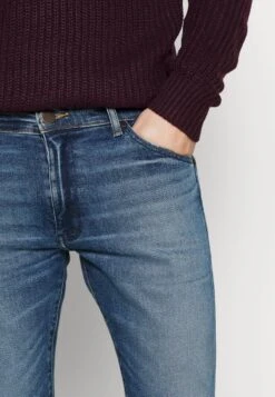 Wrangler LARSTON - Jeans Slim Fit - Cowboy Hero -Deutschland Wrangler Verkaufs-Shop 6d657432ec16493989cadf496f3e201c