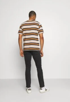 Wrangler GREENSBORO - Jeans Straight Leg - Black Crow -Deutschland Wrangler Verkaufs-Shop 6f4a3340efaa4ff7ab6bd14f882d9473