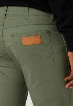 Wrangler LARSTON - Stoffhose - Dusty Olive -Deutschland Wrangler Verkaufs-Shop 7076d50883874d71a4e16356d217db10