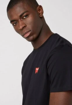 Wrangler SIGN OFF TEE - T-Shirt Basic - Black -Deutschland Wrangler Verkaufs-Shop 720718a960f6426c94d4410bd74d14df