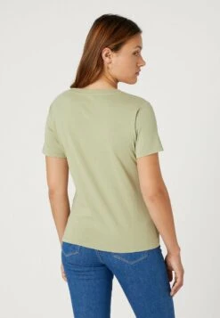 Wrangler SIGN OFF TEE - T-Shirt Basic - Tea Leaf 8 Wrangler SIGN OFF TEE - T-Shirt Basic - Tea Leaf -Deutschland Wrangler Verkaufs-Shop 89b83c5df8cd42f7b198809670d524be