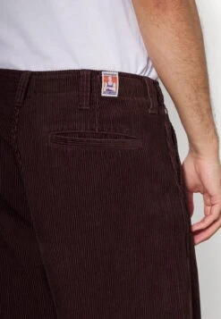 Wrangler CASEY JONES CORDUROY - Chino - Aubergine -Deutschland Wrangler Verkaufs-Shop 927c223dc08141caa1ec8d74b592abeb