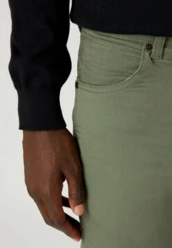 Wrangler LARSTON - Stoffhose - Dusty Olive -Deutschland Wrangler Verkaufs-Shop a2702e6dc0ee4d96bd41bd37d9a13a18