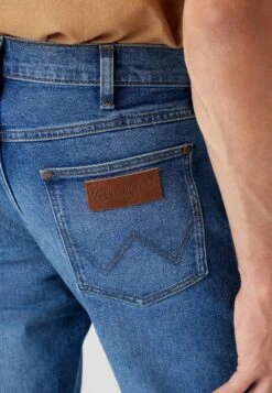 Wrangler LARSTON - Jeans Straight Leg - Smoke Sea 10 Wrangler LARSTON - Jeans Straight Leg - Smoke Sea -Deutschland Wrangler Verkaufs-Shop a3e60493c2414359b272b422749e73e8