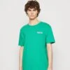 Wrangler LOGO TEE - T-Shirt Basic - Leprechaun Green
