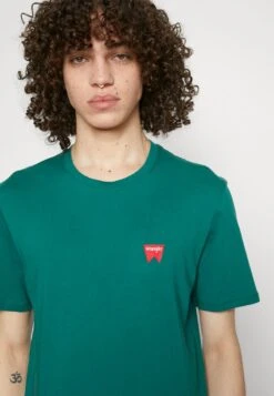 Wrangler SIGN OFF TEE - T-Shirt Basic - Bayberry Green -Deutschland Wrangler Verkaufs-Shop a507e60ffd604513a566b9a2040d0e7b