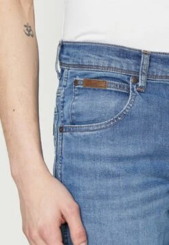 Wrangler TEXAS - Jeans Straight Leg - New Light 10 Wrangler TEXAS - Jeans Straight Leg - New Light -Deutschland Wrangler Verkaufs-Shop b09ffe63a860414eb275caa936c89389