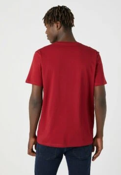 Wrangler SIGN OFF TEE - T-Shirt Basic - Rhubarb Red -Deutschland Wrangler Verkaufs-Shop b95ee6e619c14b55ba8da239be5067d6