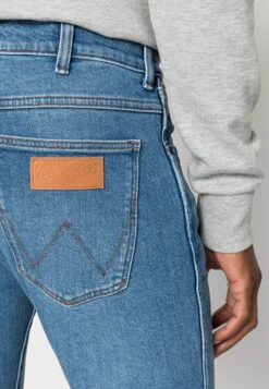 Wrangler LARSTON - Jeans Slim Fit - Light Blue Denim 10 Wrangler LARSTON - Jeans Slim Fit - Light Blue Denim -Deutschland Wrangler Verkaufs-Shop bbf4252920fe4273849f639bd5040397