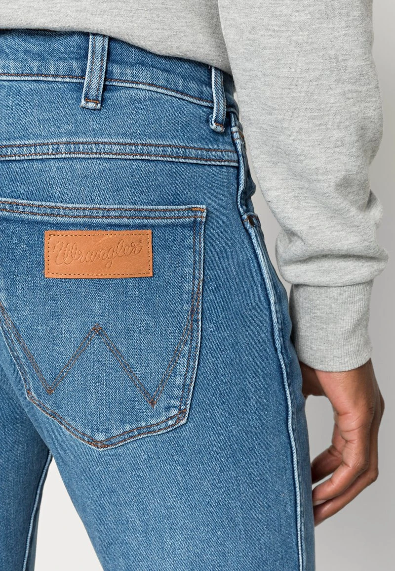 Wrangler LARSTON - Jeans Slim Fit - Light Blue Denim 5 Wrangler LARSTON - Jeans Slim Fit - Light Blue Denim – Bild 5