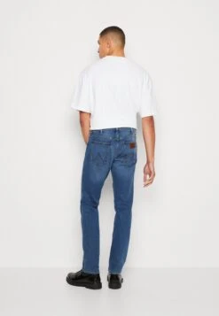 Wrangler GREENSBORO - Jeans Straight Leg - The Look 8 Wrangler GREENSBORO - Jeans Straight Leg - The Look -Deutschland Wrangler Verkaufs-Shop bf78f39061ab4dc39e386e140e5cf53f
