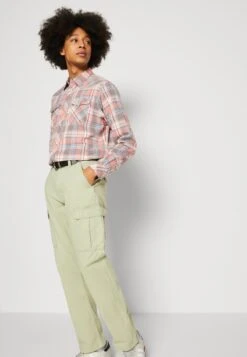 Wrangler CASEY JONES - Cargohose - Tea Leaf -Deutschland Wrangler Verkaufs-Shop d637222aad6b41e783b274c4ce12ebb6