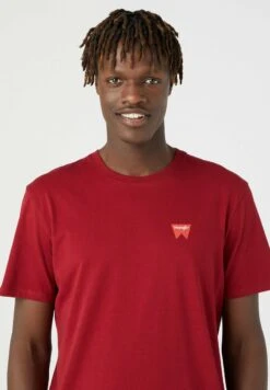 Wrangler SIGN OFF TEE - T-Shirt Basic - Rhubarb Red -Deutschland Wrangler Verkaufs-Shop dae86119d82f4908ab686f4a80c5559f