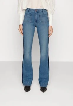 Wrangler Flared Jeans - Shady Lady