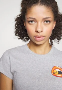 Wrangler SHRUNKEN BAND TEE - T-Shirt Print - Light Grey 9 Wrangler SHRUNKEN BAND TEE - T-Shirt Print - Light Grey -Deutschland Wrangler Verkaufs-Shop f7d28e12308841fd98f2df5f9f2da03b