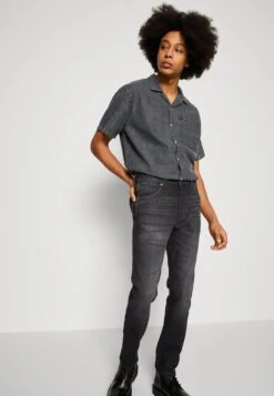 Wrangler LARSTON - Jeans Slim Fit - Faded Black -Deutschland Wrangler Verkaufs-Shop fa38b23ec11c45e68151b3a3f33c0e19